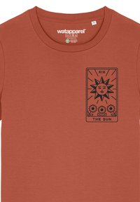 Rotes Baumwoll-T-Shirt mit einem schwarzen Grafiken-Design von Sonne und Blumen sowie dem Text "XIX DIE SONNE" auf der Vorderseite.