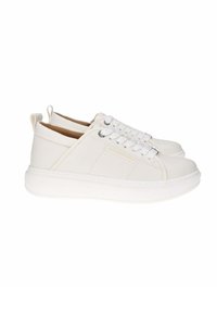 Baskets en cuir blanc avec une semelle plate blanche, un bout rond et des lacets en tissu. Présentent une petite languette au niveau du talon et un branding discret.