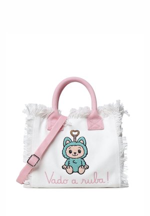 Bolso de tela blanco con asas y correa rosas, bordes con flecos, un personaje de dibujos animados con traje azul y texto rosa que dice "Vado a rubа!"