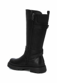 Bota de cuero negro hasta la rodilla con cremallera lateral, superficie texturizada y correas horizontales para un detalle adicional. Suela de goma gruesa para mayor durabilidad.