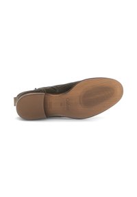 Chaussure en suédine marron avec un bout rond, une semelle plate et une traction en caoutchouc. Présente une fermeture éclair latérale et un logo embossé sur la semelle.