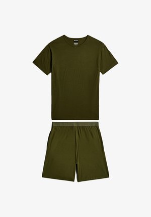 Completo maglietta a maniche corte verde oliva e pantaloncini abbinati con elastico in vita, stesi su sfondo bianco.
