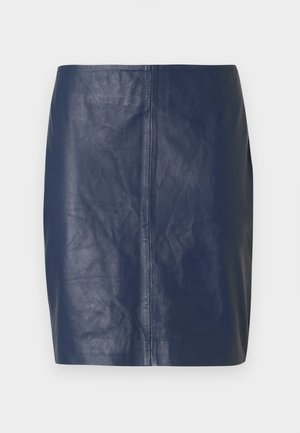 Tumesinist nahast miniseelik, sileda tekstuuri, sirge lõike ja minimaalsete õmblusteta külgedel.