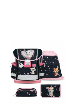 Ensemble de sac à dos bleu foncé avec des illustrations de chats, des accents roses, une bande réfléchissante, une trousse et un sac à cordon. Tissu durable, design ergonomique.
