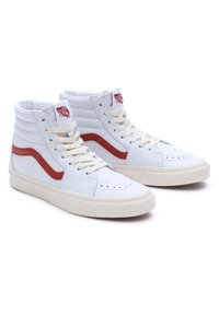 Höga sneakers i vitt läder med röda sidodetaljer, beige gummisulor och beige snören. Utformade med vadderade kragar och logotygetiketter.