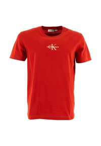 Camiseta de algodón roja con cuello redondo, mangas cortas y un pequeño logo blanco de "Calvin Klein Jeans" en el pecho. Textura suave.