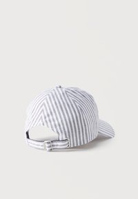 Λευκό και γκρι καπέλο μπέιζμπολ με κάθετες ρίγες, εμφανιζόμενο από πίσω με ρυθμιζόμενο λουράκι και μεταλλική πόρπη σε απλό φόντο.