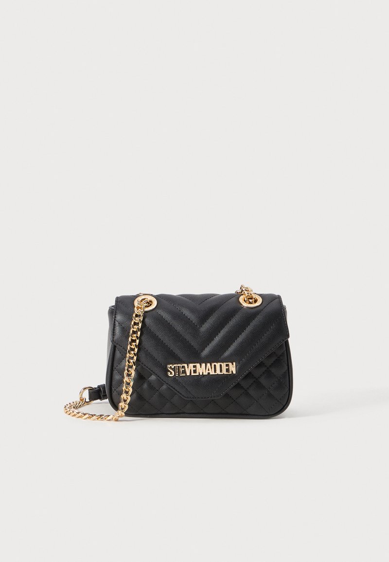 Schwarze gesteppte Handtasche mit goldener Kettenriemen und Logo. Das Design hat ein Chevron-Muster und einen Klappenverschluss mit runden Hardware-Details.