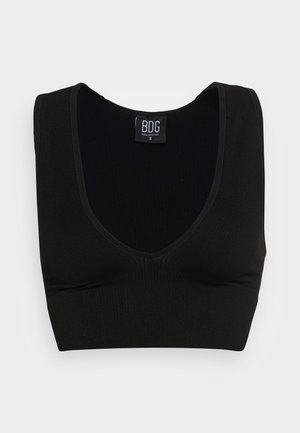 Top corto negro de canalé con tirantes anchos y un escote en V profundo. La etiqueta dice "BDG", talla pequeña, con una textura suave y un diseño ajustado.