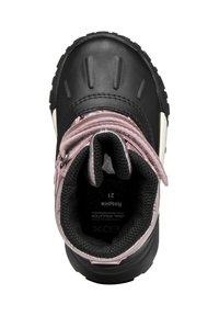Bota aislante negra con acentos en rosa, suela de goma y parte superior texturizada. Presenta un diseño curvado y cierre con cordones. Talla 21 visible en el interior.