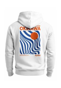 Wei�ßer Hoodie mit einem Grafikdesign, das blaue Wellenlinien, eine rote Sonne und den Text "OKINAWA" mit orangefarbenen Akzenten zeigt. Weiches Material, lässige Passform.