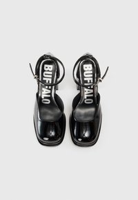 Sapatos slingback pretos em couro envernizado, com biqueiras quadradas, tiras para o tornozelo e um salto robusto. Apresentam estampa de logotipo nas palmilhas e um design elegante.