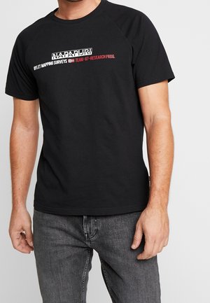 Czarna bawełniana koszulka z raglanowymi rękawami, z nadrukiem logo w kolorze białym i czerwonym na przodzie. Krótkie rękawy, okrągły dekolt.