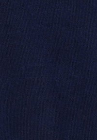 Granatowa dzianina o gładkiej fakturze i równomiernym splocie, wykazująca subtelne wariacje w kolorze. Odpowiednia do wszechstronnych zastosowań odzieżowych.