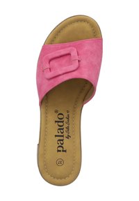 Sandal con slip-on rosa, con una larga fascia e un dettaglio a fibbia rettangolare. Parte superiore in tessuto morbido e suola interna color sabbia a contrasto con rifiniture in cucitura.