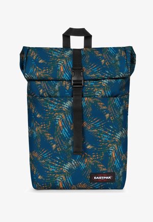 Sinisen kankaan roll-top-reppu, jossa on abstrakti kuvio oransseista ja vihreistä muodoista. Kiinnitetty mustalla hihnalla ja soljella.