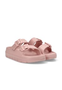 Chanclas de goma rosa con dos correas ajustables con hebillas y una suela gruesa. El diseño cuenta con la punta abierta y una textura suave.