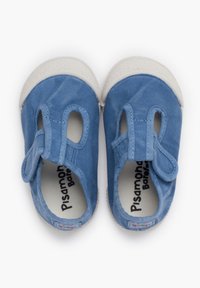 Scarpe da ginnastica in tela blu con punte in gomma bianca, dotate di un design a doppio foro, chiusura con lacci laterali e suola texturizzata per una migliore aderenza.