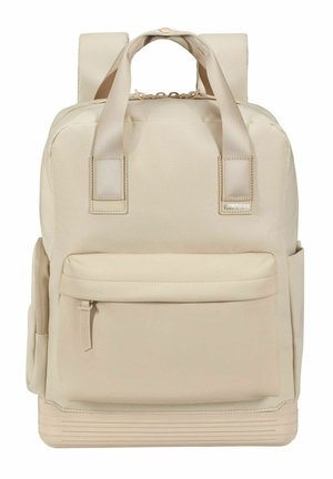 Sac à dos beige en tissu texturé avec des bretelles doubles, une poignée supérieure, une poche zippée à l'avant et des rayures horizontales sur le panneau inférieur.