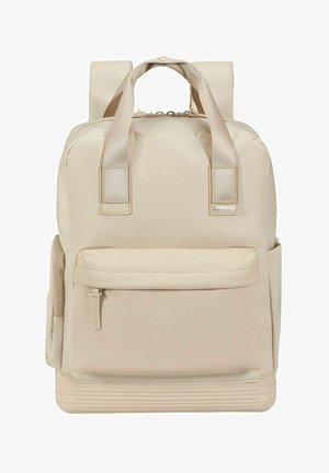 Beige Rucksack aus strukturiertem Stoff mit doppelten Schulterriemen, Tragegriff, vorderer Reißverschlusstasche und horizontalen Streifen am unteren Panel.