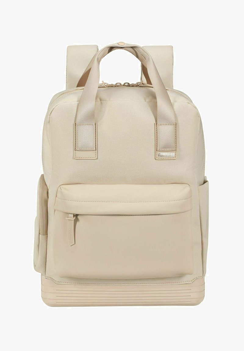 Mochila beige hecha de tela texturizada con correas dobles para los hombros, asa superior, bolsillo frontal con cremallera y rayas horizontales en el panel inferior.