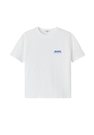 T-shirt en coton blanc avec un col rond et des manches courtes, ornée d'un texte imprimé bleu "MORE Pleasure" sur la zone gauche de la poitrine.