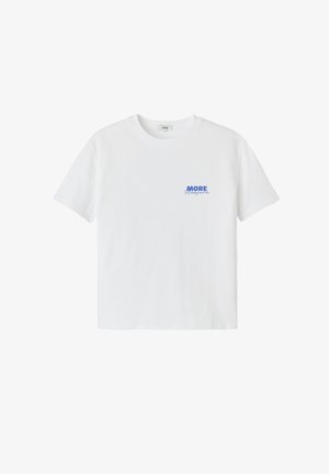T-shirt en coton blanc avec un col rond et des manches courtes, ornée d'un texte imprimé bleu "MORE Pleasure" sur la zone gauche de la poitrine.