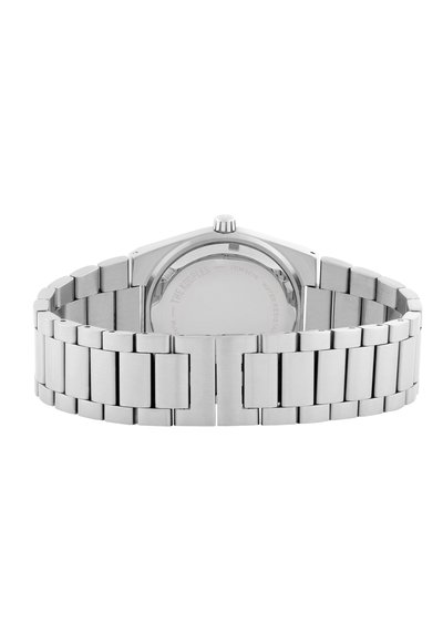 Reloj de acero inoxidable plateado con acabado cepillado, caja cuadrada y brazalete de eslabones. Presenta una corona redonda en el lateral.