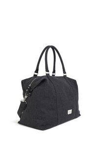 Čierna taška typu duffel z látky so štruktúrovaným tvarom, dvoma hornými rukoväťami, odopínateľným ramenným popruhom a striebornými kovovými doplnkami.