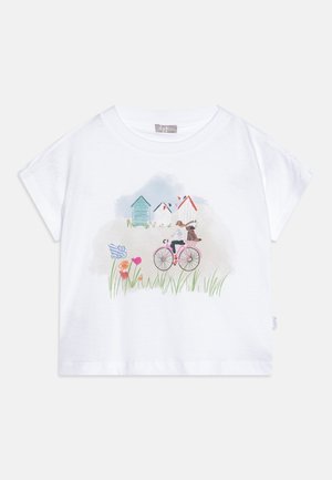 Weißes Kinder-T-Shirt mit einer Illustration von zwei Mädchen, die auf einem pinken Fahrrad an Blumen und bunten Häusern im Hintergrund vorbeifahren.