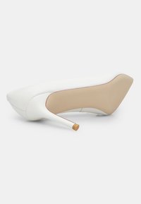 Bata Classic heels - white