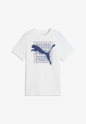 T-shirt blanc à manches courtes avec un grand logo Puma sautant bleu foncé sur un fond carré gris à motif répété du texte "PUMA".