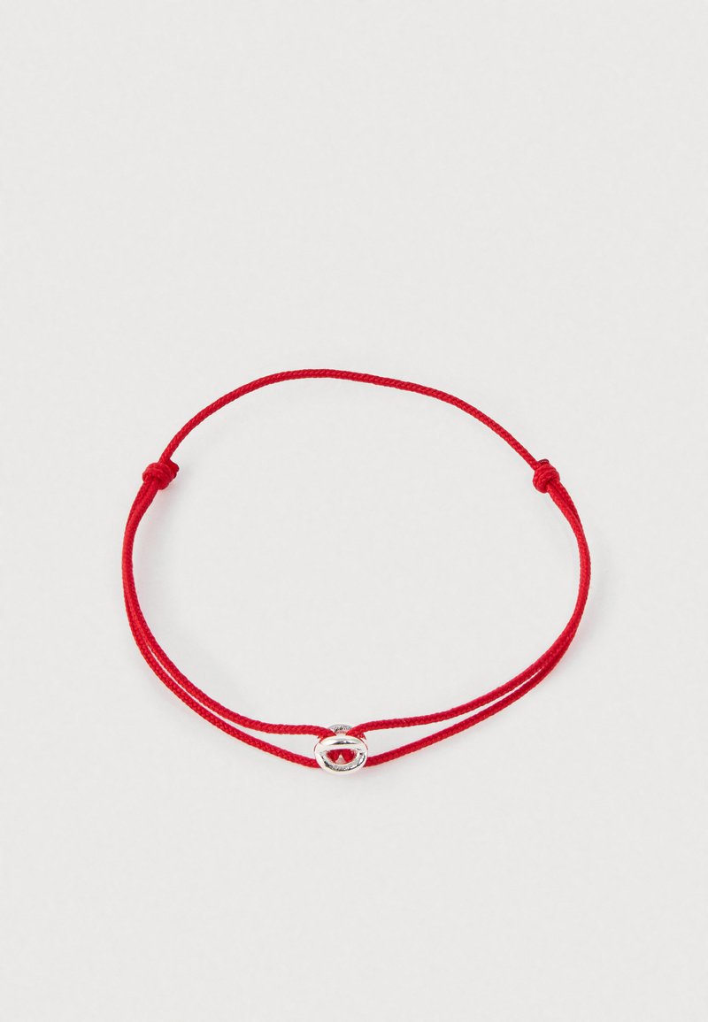 Bracciale in corda rossa regolabile con una piccola chiusura a forma di ovale in argento su uno sfondo bianco.