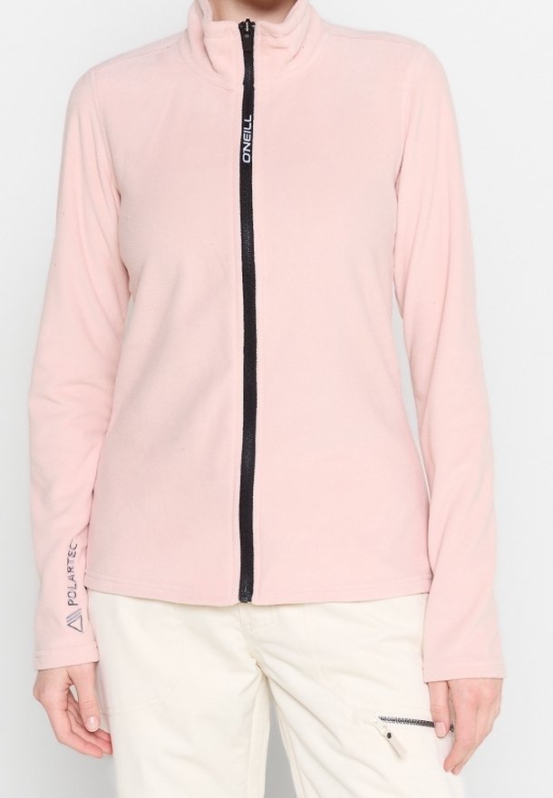Rosa Fleecejacke mit hohem Kragen und vorne liegendem Reißverschluss. Verfügt über einen schwarzen Reißverschluss und Polartec-Branding auf dem Ärmel. Glatte Textur.