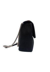 Borsa rettangolare nera mostrata di lato con una tracolla in catena argentata parzialmente estesa, su uno sfondo bianco.