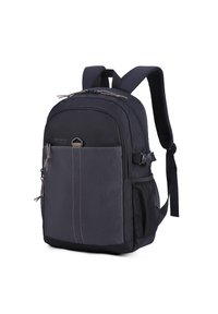 Zaino in tessuto nero con design strutturato, dotato di una tasca frontale, tasca laterale in rete e dettagli di cimosa decorativa.
