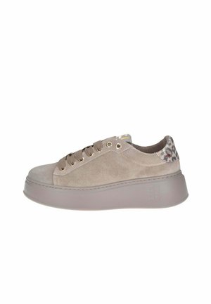 Sneaker in suede grigio chiaro con suola platform, dotata di un accento in stampa leopardata sul tallone e dettagli in oro sui lacci.