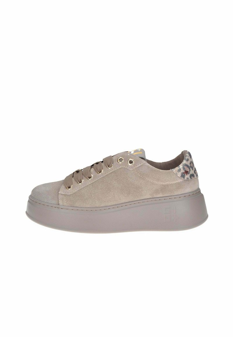 Sneaker in suede grigio chiaro con suola platform, dotata di un accento in stampa leopardata sul tallone e dettagli in oro sui lacci.