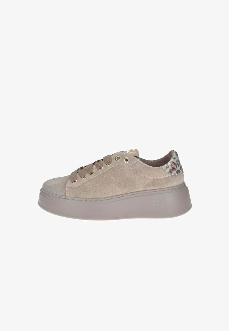 Sneaker in suede grigio chiaro con suola platform, dotata di un accento in stampa leopardata sul tallone e dettagli in oro sui lacci.