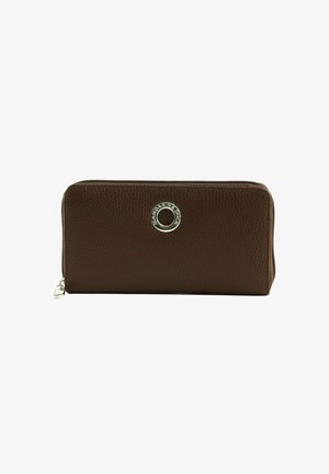 Portefeuille zippé en cuir brun texturé avec un emblème circulaire argenté au centre lisant "MANDARINA DUCK."