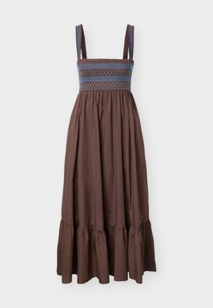 Robe longue marron sans manches avec un corsage smocké à motif zigzag bleu et blanc et un ourlet froncé.