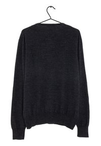 Maglione grigio scuro appeso, con maniche lunghe, scollatura rotonda e polsini e orlo a costine, realizzato in un morbido tessuto testurizzato.