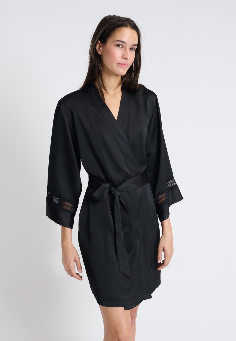 Robe in satin nero stile kimono con maniche a tre quarti, polsini accentuati in pizzo, cintura in vita e una texture liscia e levigata.