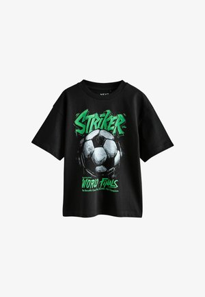 Schwarzes T-Shirt mit grünem Schriftzug „Striker“ und „World Finals“ ober- und unterhalb einer großen, abgenutzten schwarz-weißen Fußballgrafik.