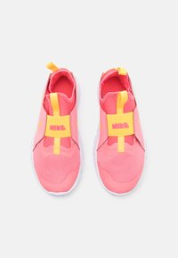 Nike Performance FLEX RUNNER 2 UNISEX koralowy