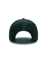 Mørkegrønn kordfløyelskappe med en teksturert overflate, plast snapback-lukking og ventilasjonsåpninger på sidene. Enkelt og strukturert design.