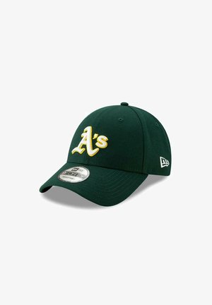 Grüne Baseballmütze mit runder Krone, die auf der Vorderseite ein weißes und gelbes gesticktes "A's"-Logo und einen verstellbaren Riemen aufweist.
