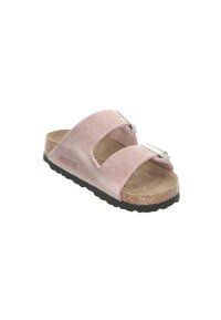 Roze suède sandalen met twee verstelbare banden, kurken voetbed en zwarte rubbere zool, met een gladde textuur en minimalistisch ontwerp.