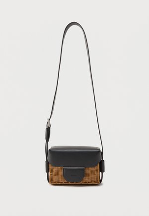 Lille rektangulær crossbody taske med vævet brun bund og sort læderklap samt justerbar rem.