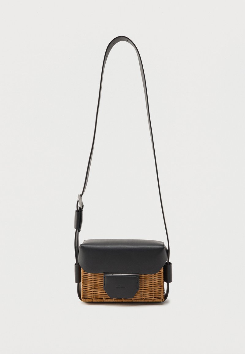 Μικρό ορθογώνιο τσάντα crossbody με πλεκτή καφέ βάση και μαύρο δερμάτινο καπάκι και ρυθμιζόμενο λουράκι.